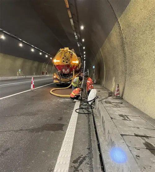 麦积隧道排水渠清淤